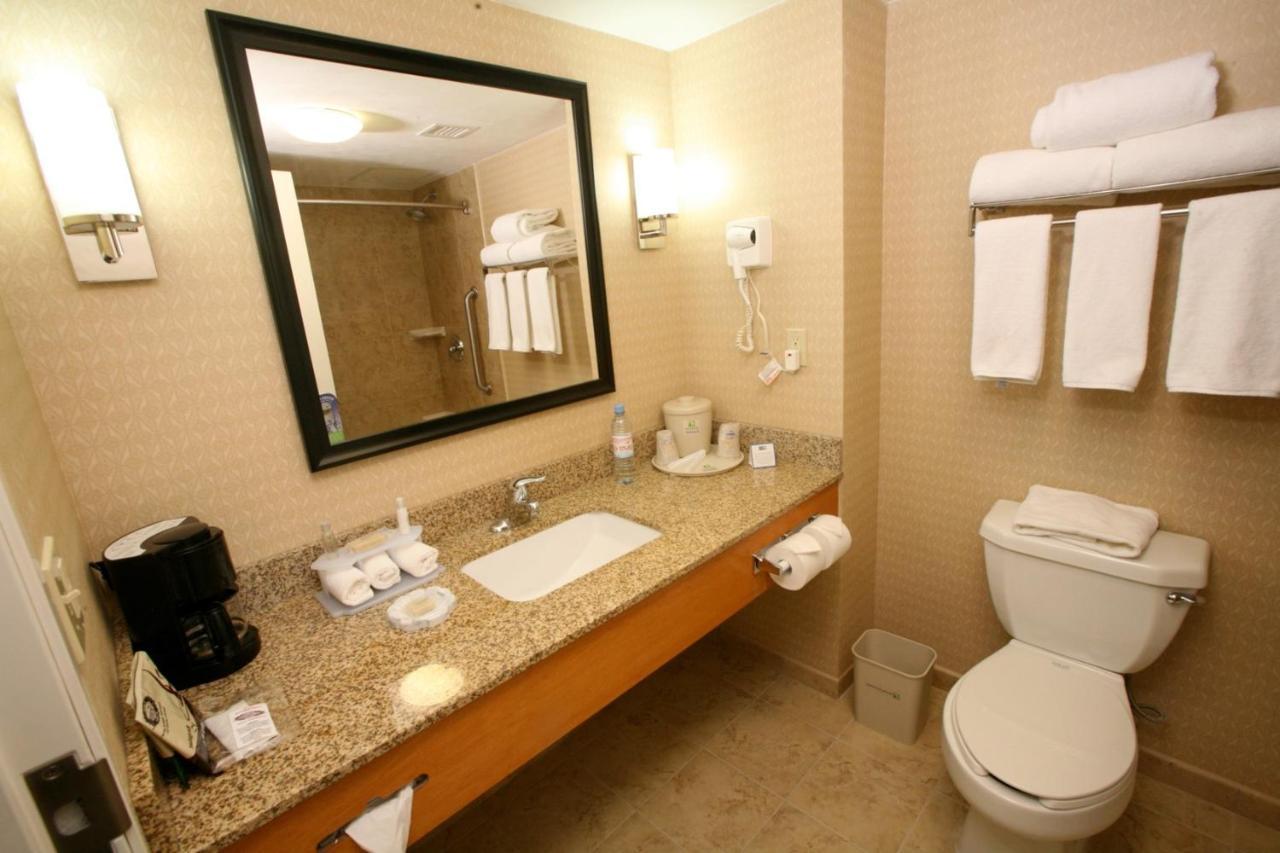 Holiday Inn Express Saltillo Zona Aeropuerto By Ihg Bagian luar foto