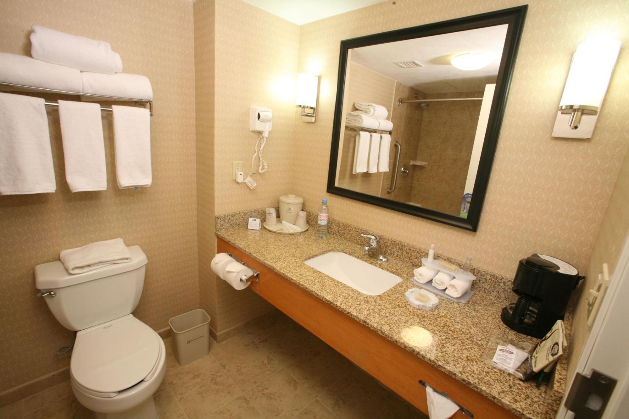 Holiday Inn Express Saltillo Zona Aeropuerto By Ihg Bagian luar foto